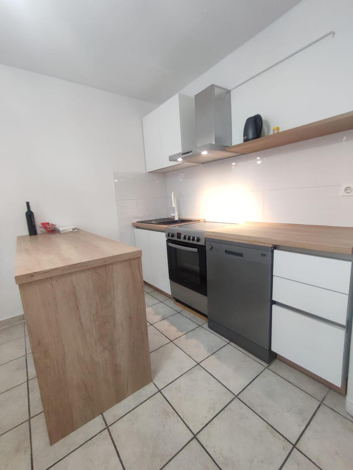 Laus Apartment *