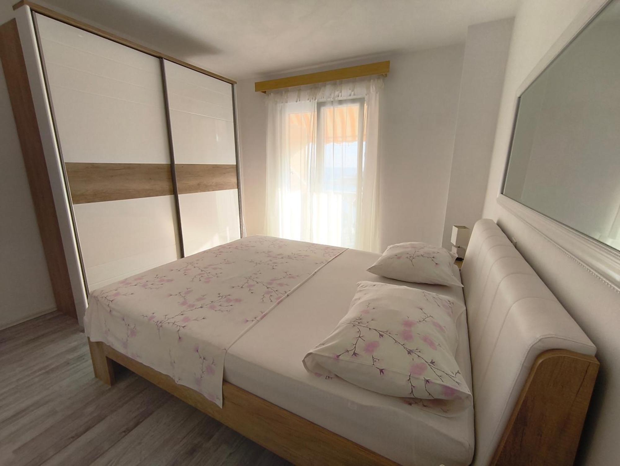 Laus Apartment *