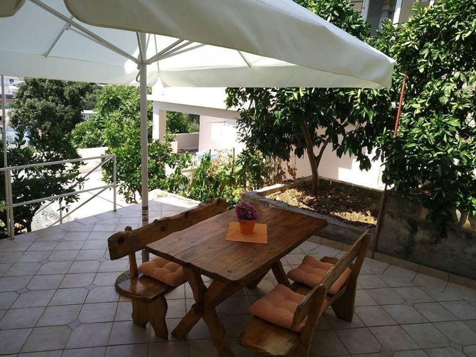 Laus Apartment *